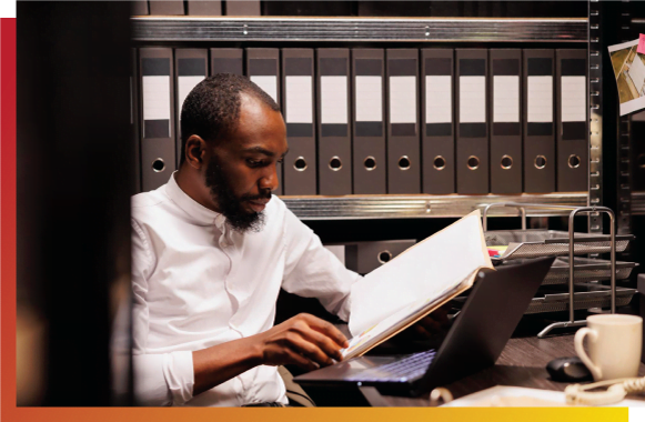 Congolais lisant les documents avant soumission aux Appels d'offres en RDC