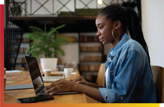 Congolaise entrain de lire les Appels d'offres en RDC - Opportunités RDC